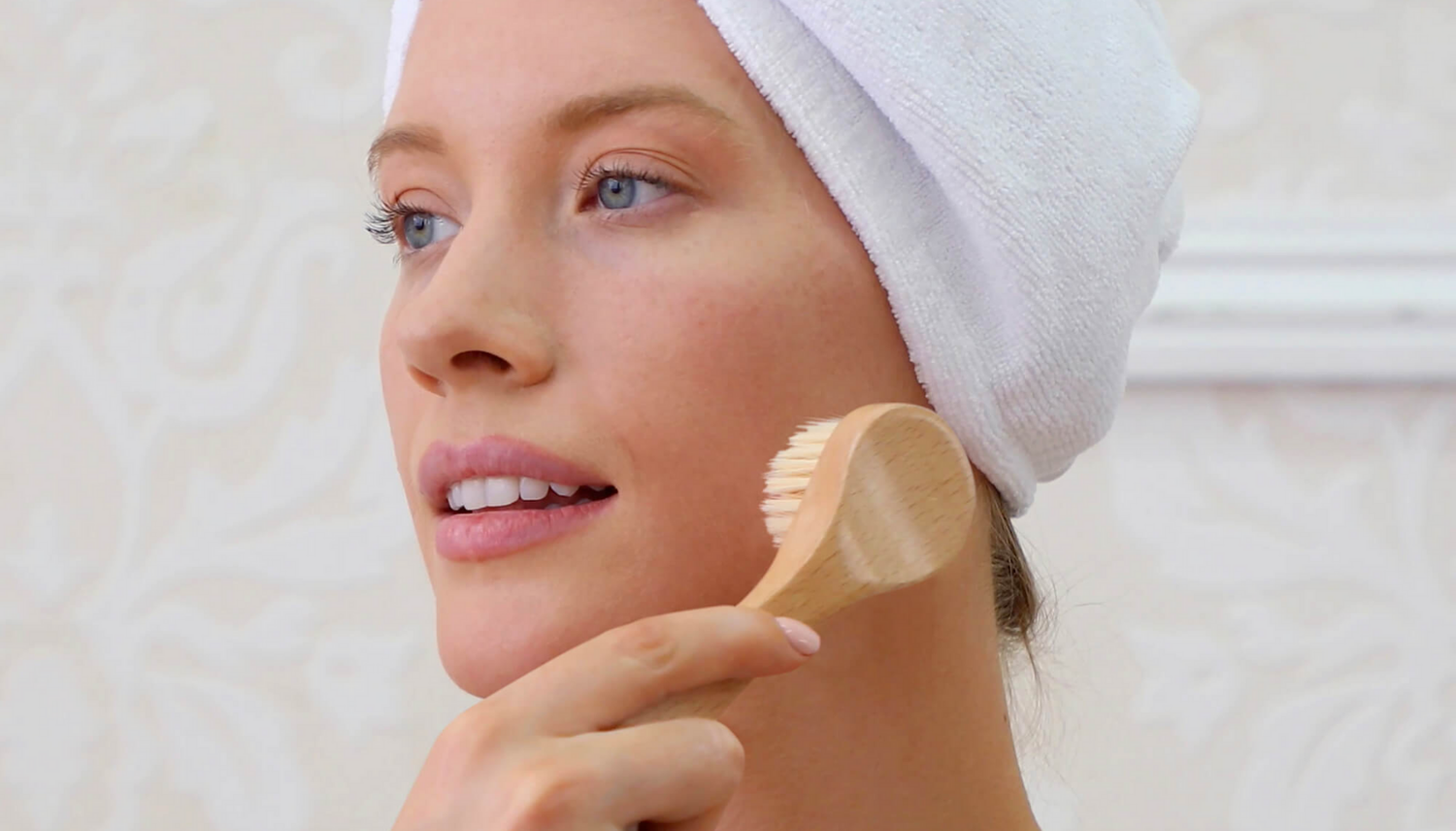 Ever heard about dry brushing the face? Here’s how to do it Healthy