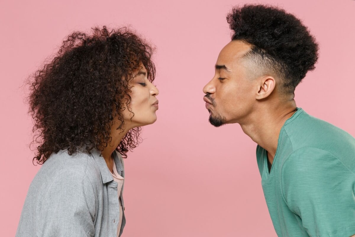 see-possible-risks-of-the-kiss-for-oral-health