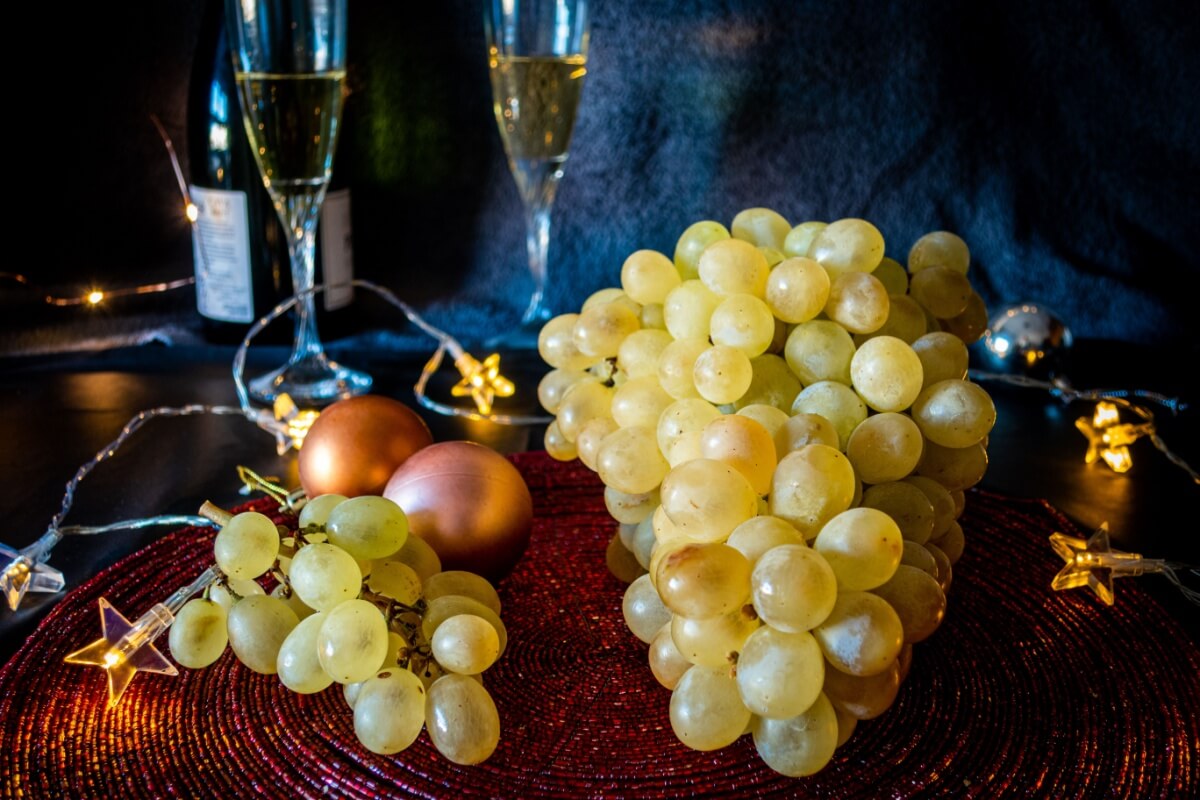 green-grapes-in-the-new-year:-7-reasons-to-include-the-fruit-in-the-end-of-year-festivities