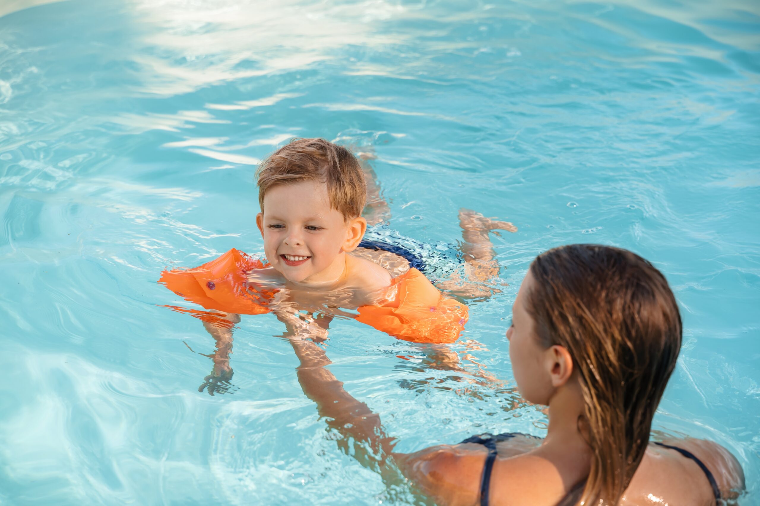 kids-swimming:-benefits-that-go-beyond-the-pool