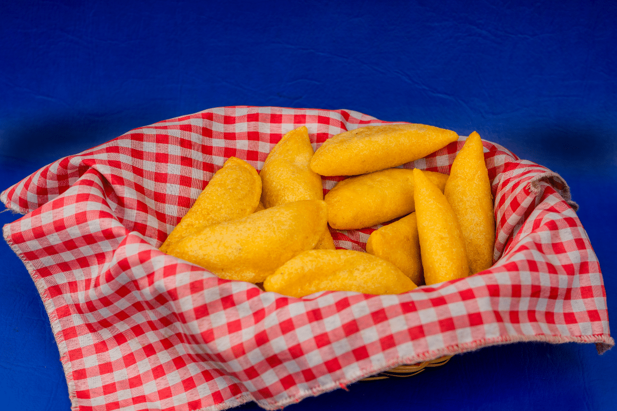 ja-provou-pastel-de-angu?-aprenda-a-fazer-essa-receita-tradicional-mineira-em-casa
