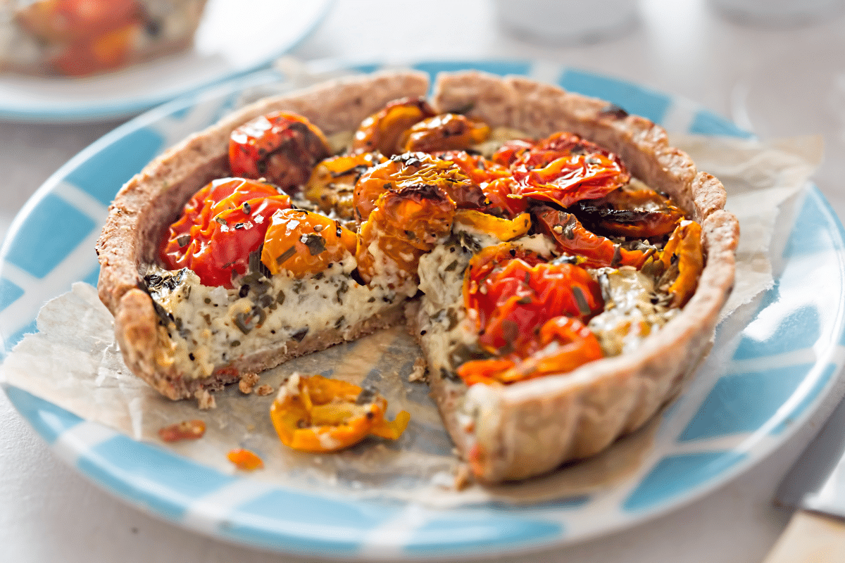 essa-torta-crocante-de-tomate-seco-e-mucarela-vai-virar-sua-receita-favorita-para-o-jantar