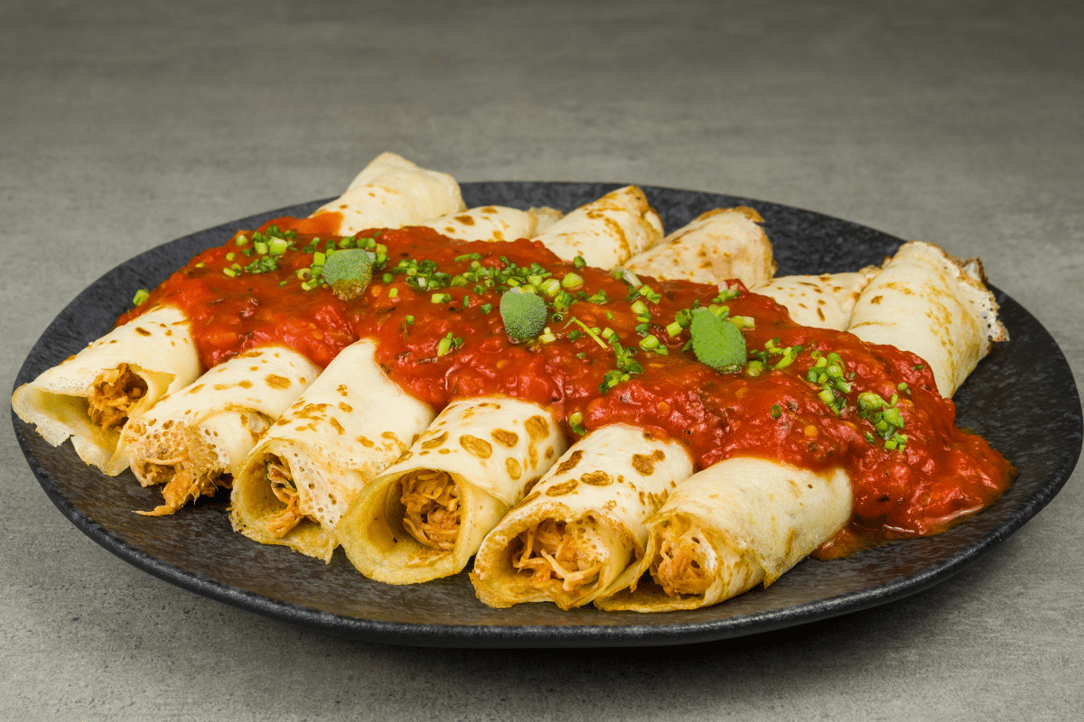 quer-um-jantar-proteico-e-facil?-aprenda-a-fazer-esta-panqueca-com-frango-desfiado