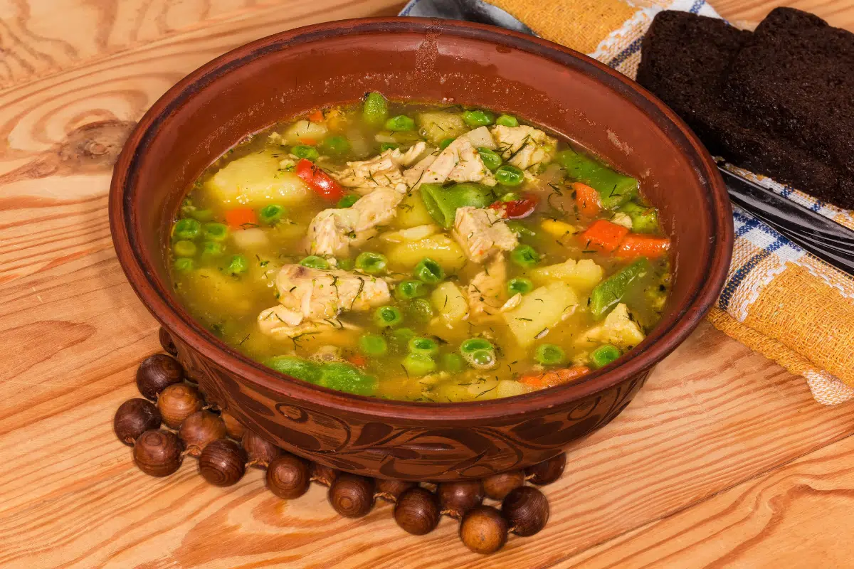 quer-um-jantar-leve-e-rico-em-proteinas?-veja-3-receitas-de-sopas-saudaveis