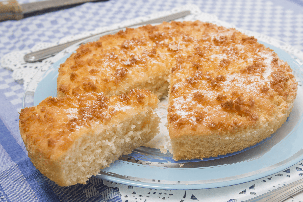 bolo-de-coco-com-farofa-crocante-e-opcao-facil-e-deliciosa-para-o-cafe-da-manha-de-domingo