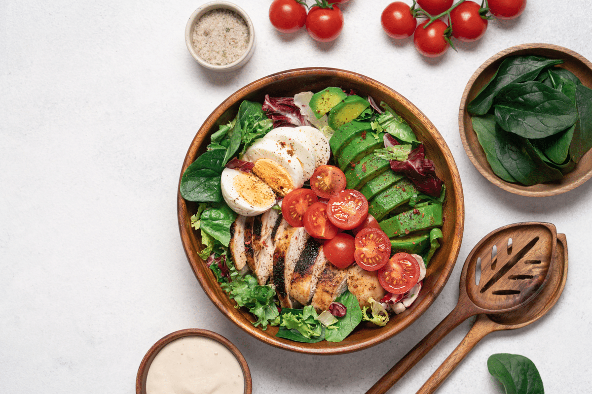 jantar-completo-sem-complicacao:-aprenda-a-fazer-essa-salada-proteica-com-frango,-abacate-e-ovo